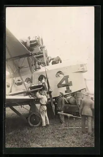 AK Soldaten an einem Flugzeug mit mehreren Propellern