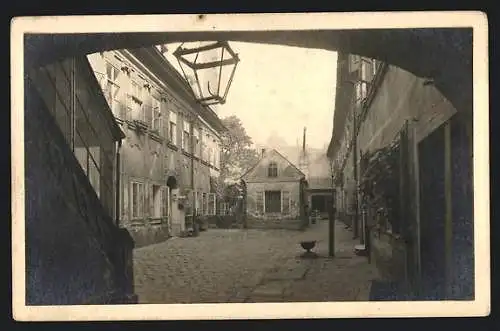 AK Alt-Wien, St Ulrichsplatz durch Tor gesehen