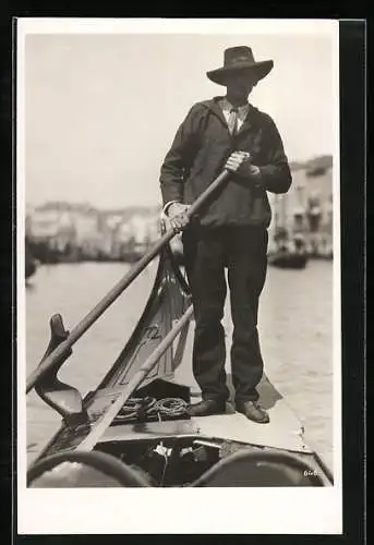 AK Venedig / Venezia, Gondelier auf seinem Kahn