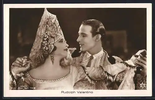 AK Schauspieler Rudolph Valentino tanzt mit einer Schauspielerin