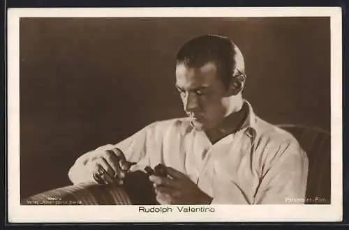 AK Schauspieler Rudolph Valentino reinigt seine Pfeife