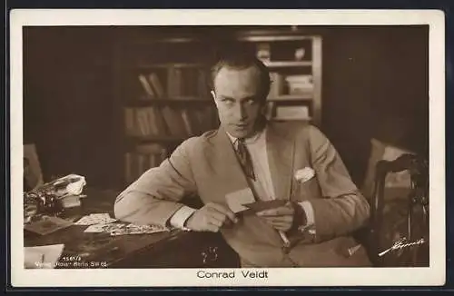 AK Schauspieler Conrad Veidt mit Spielkarten in der Hand