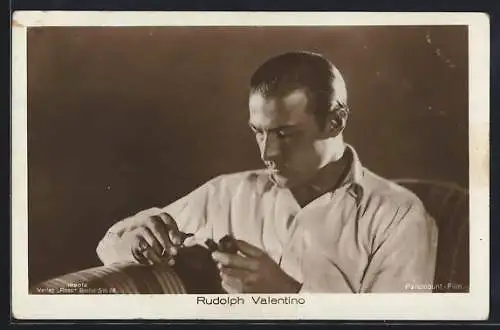 AK Schauspieler Rudolph Valentino reinigt seine Pfeife