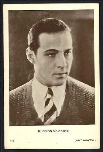 AK Schauspieler Rudolph Valentino mit zurückgekämmtem Haar