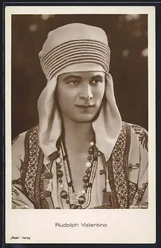 AK Schauspieler Rudolph Valentino trägt orientalisches Kostüm