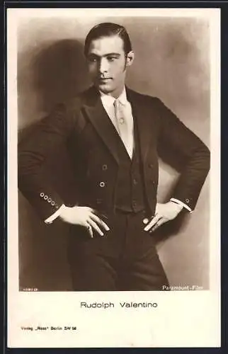 AK Schauspieler Rudolph Valentino mit Händen in den Hüften