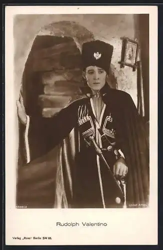 AK Schauspieler Rudolph Valentino in der Garderobe einer Filmrolle