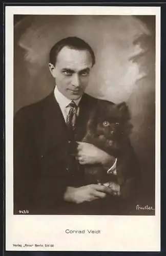 AK Schauspieler Conrad Veith mit Hund im Arm