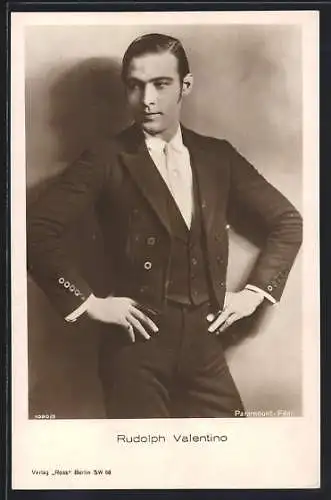 AK Schauspieler Rudolph Valentino in elegantem Dreiteiler