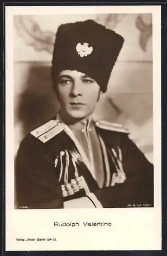 AK Schauspieler Rudolph Valentino in Husarenuniform