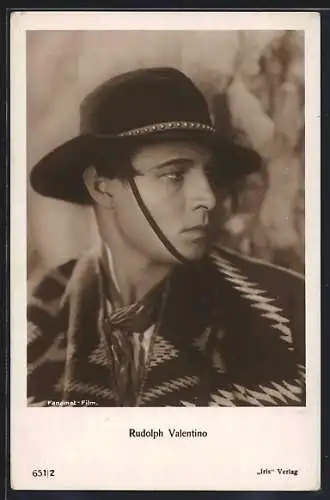 AK Schauspieler Rudolph Valentino mit Hut