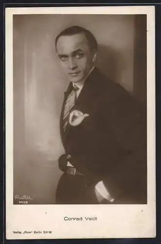 AK Schauspieler Conrad Veidt mit fragendem Blick