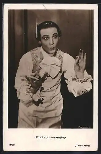 AK Schauspieler Rudolph Valentino in der Garderobe einer Filmrolle