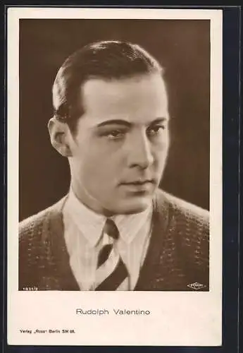 AK Schauspieler Rudolph Valentino schaut skeptisch