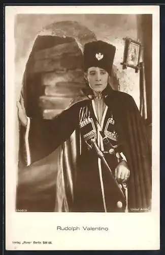 AK Schauspieler Rudolph Valentino in der Garderobe einer Filmrolle