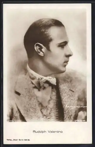 AK Schauspieler Rudolph Valentino im Profil fotografiert