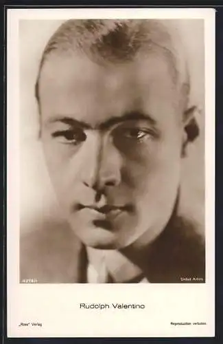 AK Schauspieler Rudolph Valentino, Portrait mit ernstem Blick