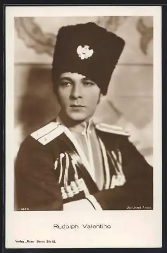 AK Schauspieler Rudolph Valentino in Husarenuniform