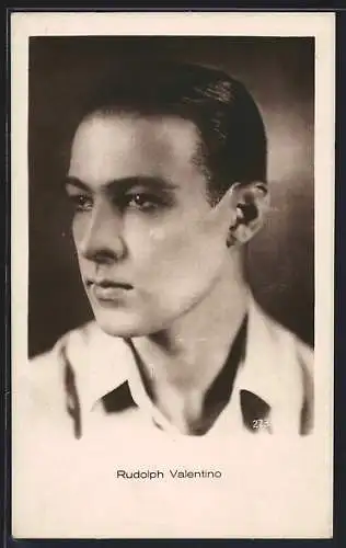 AK Schauspieler Rudolph Valentino mit nachdenklichem Blick