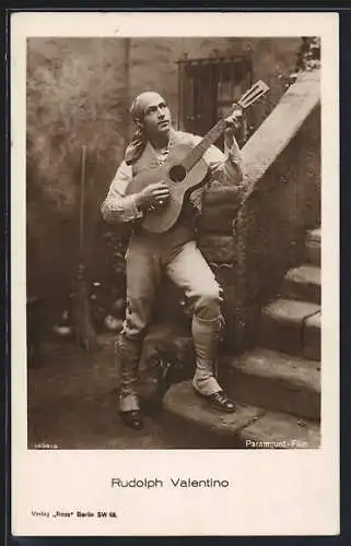 AK Schauspieler Rudolph Valentino mit Gitarre in einer Filmszene