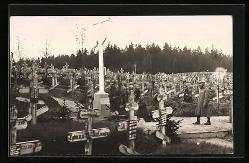 AK Soldat auf einem Friedhof mit Kriegsgräbern