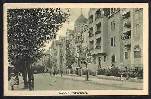 AK Erfurt, Partie in der Rudolfstrasse mit Häuserzeile und Mauer, Kinder