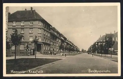 AK Hannover-Kleefeld, Berckhusenstrasse mit Passanten