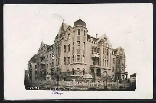 Foto-AK Erfurt, Prächtiges Gebäude am Strasseneck Friedrichstrasse