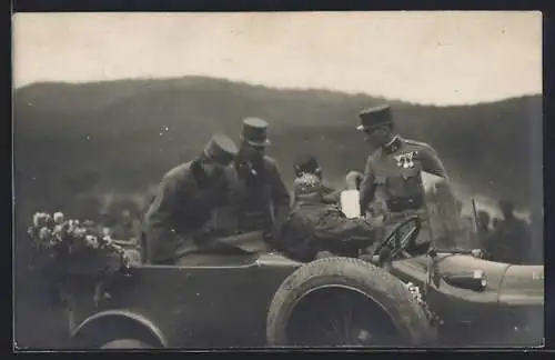 AK Kaiser Karl I. von Österreich nimmt im Auto Platz