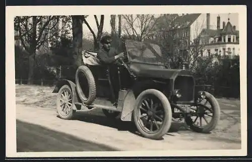 Foto-AK Auto am Strassenrand, Fahrer am Steuer