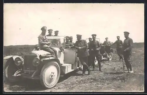 Foto-AK Militärische Autos, Soldaten in Uniform bei einer Rast