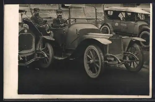 Foto-AK Militärisches Auto, Soldaten in Uniform bei der Abfahrt