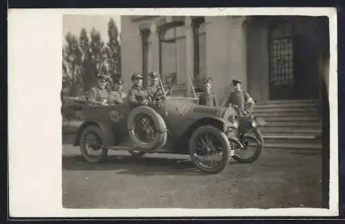 Foto-AK Militärisches Auto, 1. WK, Soldaten in Uniform