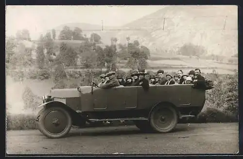 Foto-AK Touristen in einem Bus bei einer Rundfahrt