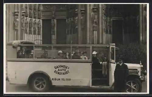 Foto-AK Köln, Bus von Dahmens Auto-Rundfahrt vor dem Dom