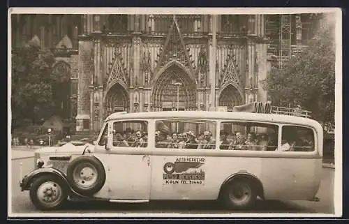 Foto-AK Köln, Bus von Peter Remsberg vor dem Dom