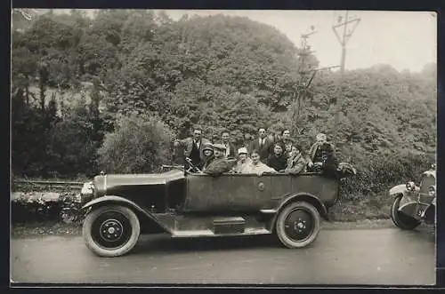 Foto-AK Autobus mit Reisenden hält am Strassenrand für ein Erinnerungsfoto