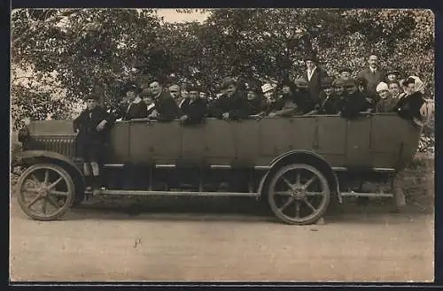 Foto-AK Lourdes, Bus mit Reisenden