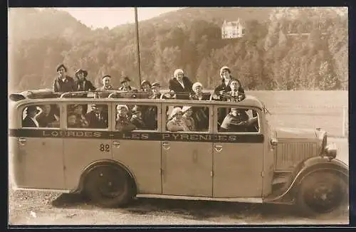 Foto-AK Reisebus bei einem Fotostopp, Lourdes - Les Pyrenees