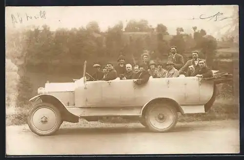 Foto-AK Reisebus mit Passagieren bei einem Fotostopp