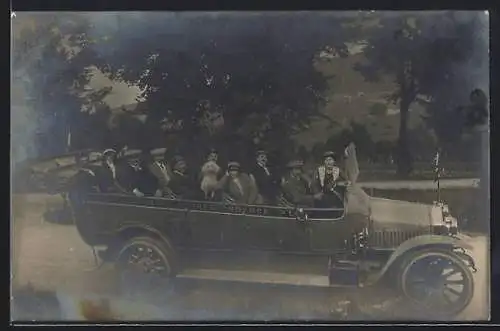 Foto-AK Reisebus des Unternehmens PLM mit Passagieren bei einem Fotostopp