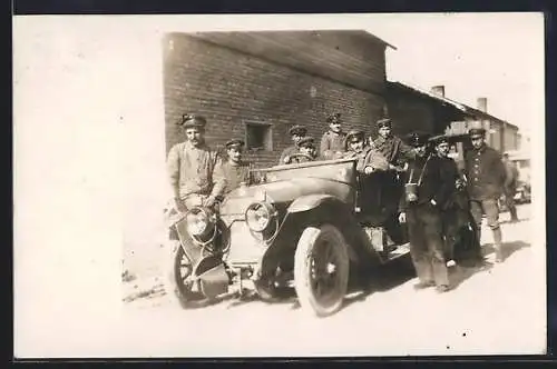 Foto-AK Benz Auto, Soldaten in Uniform neben und hinter dem KFZ