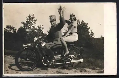 Foto-AK Sparta Motorrad mit Kennzeichen GZ-38321, Soldat mit Liebster auf dem Sozius