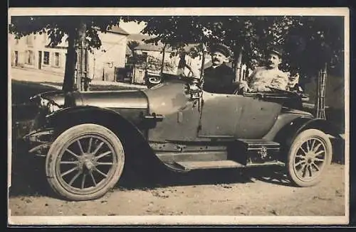 Foto-AK Militärisches Auto, Fahrer und Soldat in Uniform