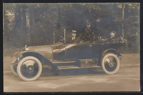 Foto-AK Opel Auto, Zwei Herren im KFZ am Strassenrand