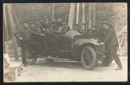 Foto-AK Auto, Arbeiter stehen um ein KFZ