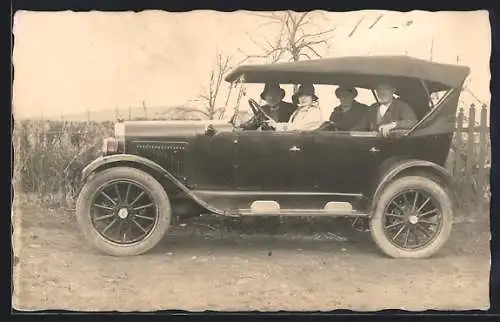 Foto-AK Buick Auto, Zwei Paare bei einem Ausflug