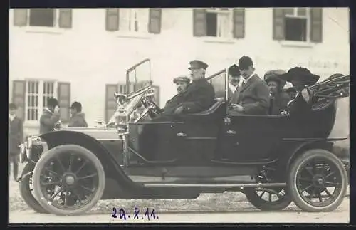 Foto-AK Auto mit zurückgeklapptem Verdeck, darin vier Herren und zwei Damen