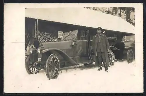 Foto-AK Auto Presto vor einem Haus, daneben ein Soldat in Uniform