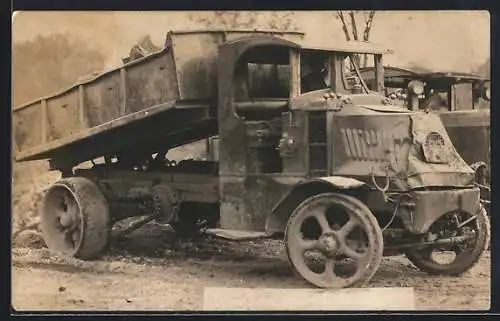 Foto-AK LKW Kipplader liefert eine Ladung ab